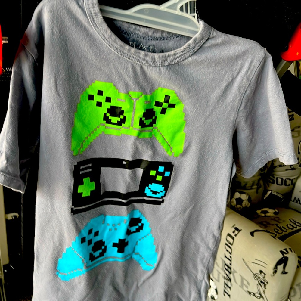 Short sleeve boy’s Nitendo  t-shirt.